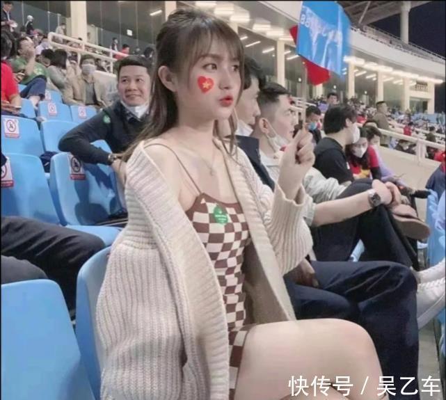 越南|央视镜头下越南美女球迷真多,李铁因祸得福,足协为何这么有钱?