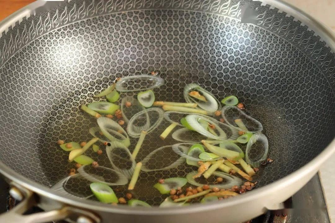 炸肉丸子，牢记“加2水，放3样”，丸子外酥里软，放凉也不硬