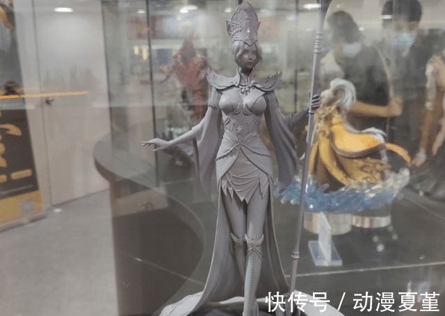 唐三|斗罗：比比东手办初次登场，一款全是腿，一款霸气无比，个性十足