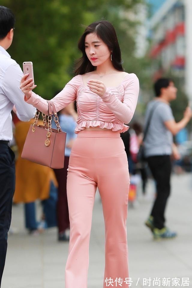 穿搭 粉红褶皱长袖长衫搭配粉红阔脚长宽松打底裤,美到爆,比较抢眼!