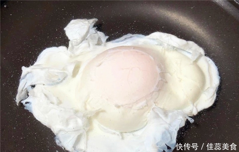 水煮荷包蛋,总有白沫还会散?只要在水中加点它,个个圆嫩不散花