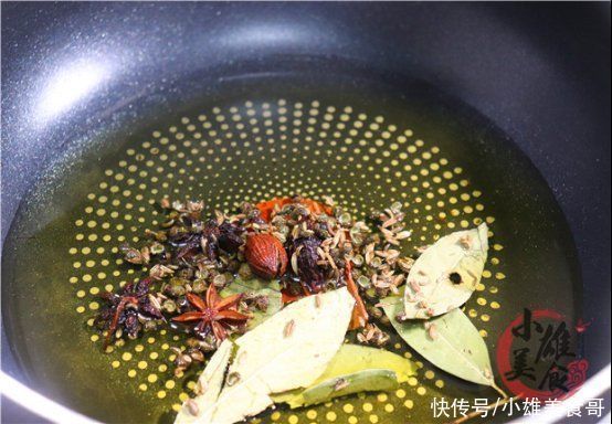搅拌均匀|调肉馅时，一定要多加“2种水”肉馅不腥，一口下去鲜嫩又多汁