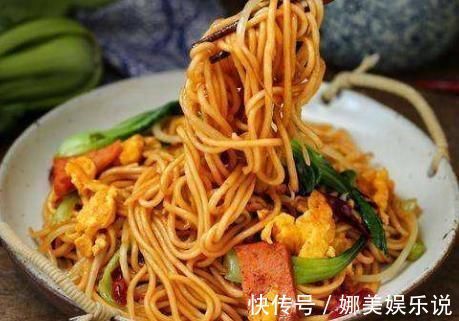 小青菜|用挂面做炒面，别只会煮面条，牢记1个技巧，面条不坨，根根分明