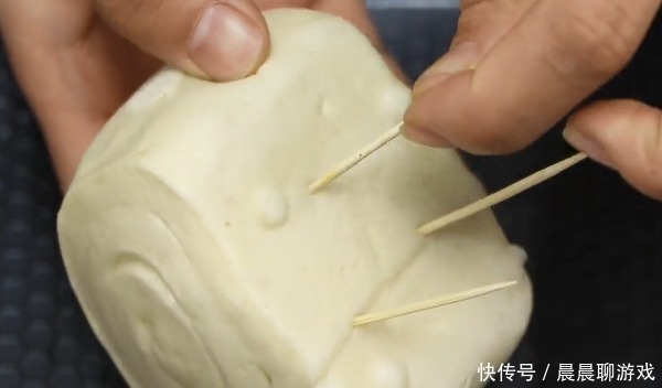 在馒头上插3根牙签,原来作用这么厉害,解决了生活中一大难题!