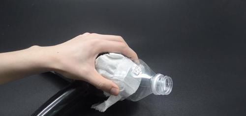 在门口放一个塑料瓶,太聪明了,解决了困扰大家的一大难题,真棒