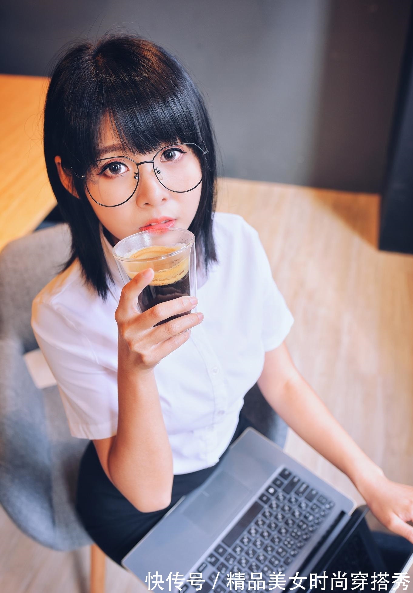 套裙 简约的白色衬衫,经典又干练,很是适合职场穿搭