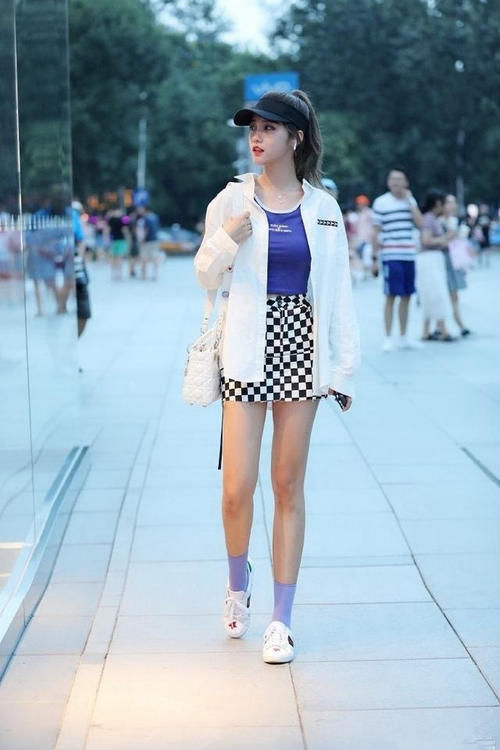 美女穿搭：秋高气爽的时节，格子裤和格子裙，轻松穿出休闲范儿！