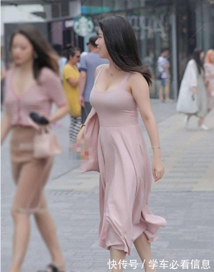 拖鞋 粉色连衣裙搭配白色拖鞋，楚楚动人，优美有气质！