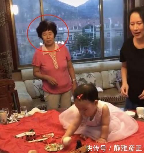 宝妈|一岁女儿“抓周”,宝妈看到孩子抓的东西后瞬间捂脸真是没眼看