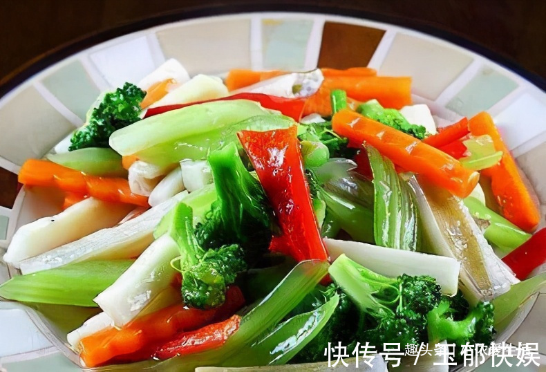 春节餐桌上必备的几道下酒菜，荤素搭配色泽鲜亮，欢欢喜喜过大年