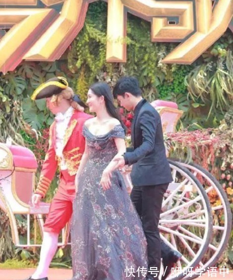 手臂|张杰谢娜不愧是金童玉女,张杰穿西装很绅士,谢娜穿一字裙像公主!