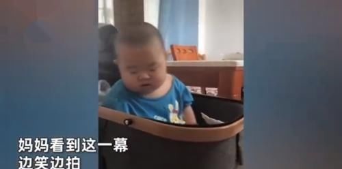 孩子|萌娃打瞌睡“东倒西歪”,被亲妈“嘲笑”惊醒后,表情也太可爱了