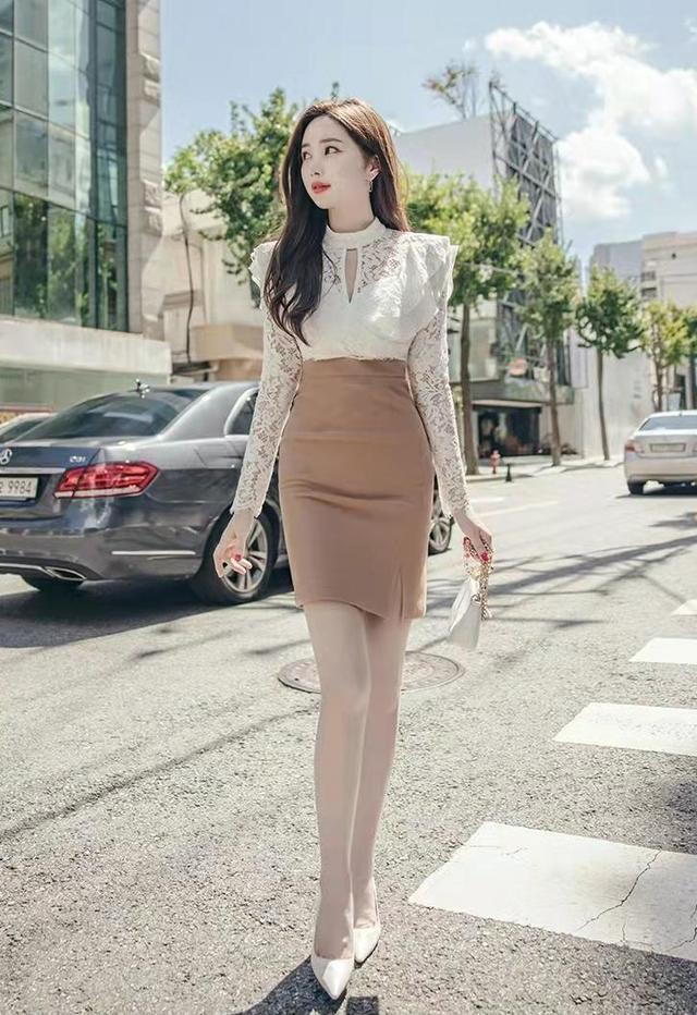 搭配|白色蕾丝上衣与半身包臀裙的搭配,高贵优雅,展现女人韵味