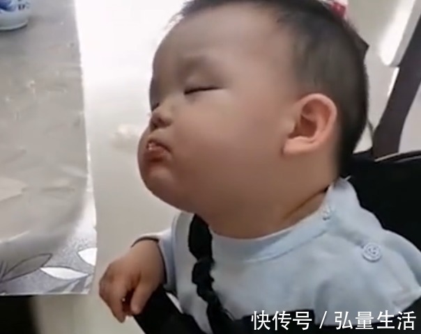 睡眠质量|最敬业干饭人!萌娃被喂饭时努力保持边吃边睡,网友:嘴巴很敬业