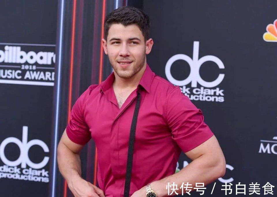 夫妻俩 普里扬卡·乔普拉,张贴出最甜美照片,在尼克·乔纳斯脸上沾口红