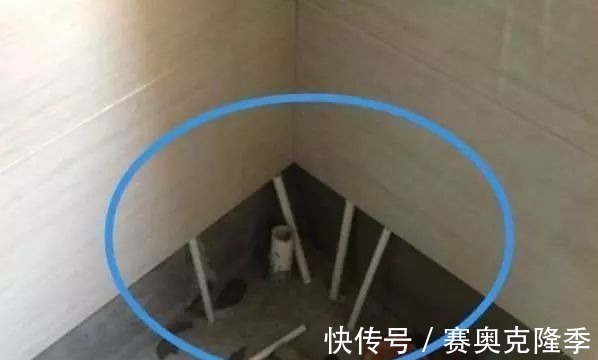 瓷砖|工人在卫生间贴瓷砖留了一排空，一开始以为偷工，后来才明白好处