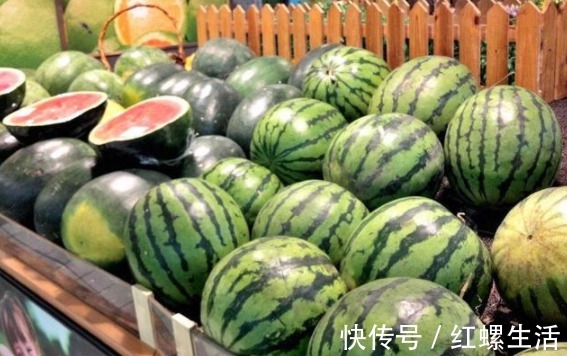 西瓜|西瓜甜不甜,内行人都看这里,一挑一个准,瓜农的方法简单又实用