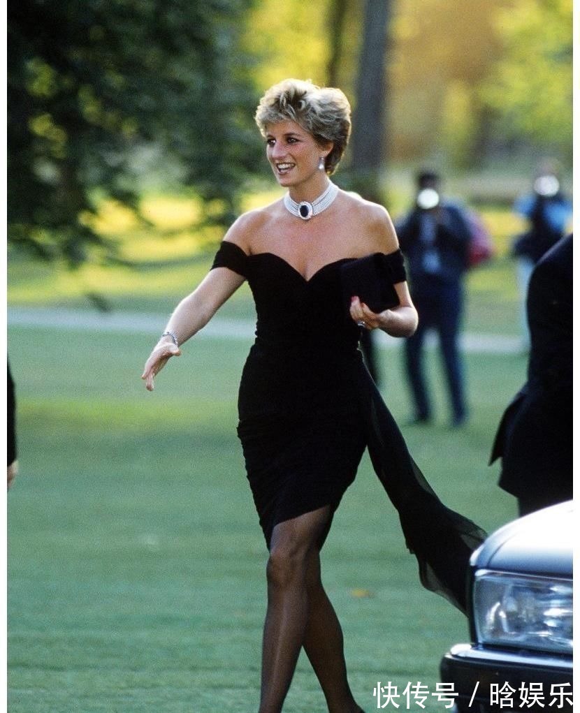 戴安娜王妃 戴对胸针的卡米拉好美,一枚简约的祖母绿胸针,映衬的她优雅大气