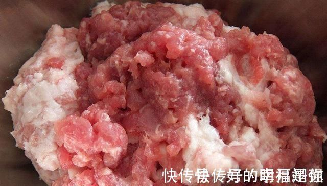 包肉馅饺子时，牢记两点窍门，包出的饺子更鲜更嫩，咬一口忘不掉