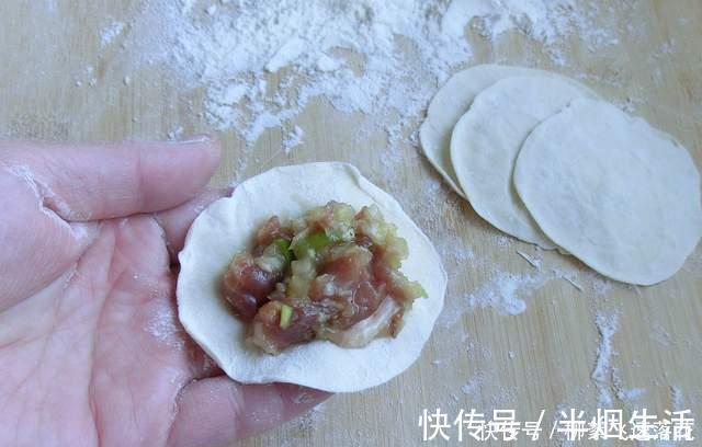 白菜做馅别直接拌，面点师告诉你详细做法，饱满不出水，鲜香好吃