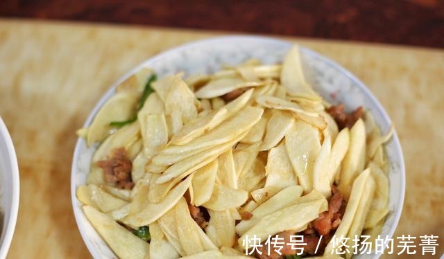 弟弟第一次带女友回家,妈妈做了一桌好菜招待,网友是个好婆婆!