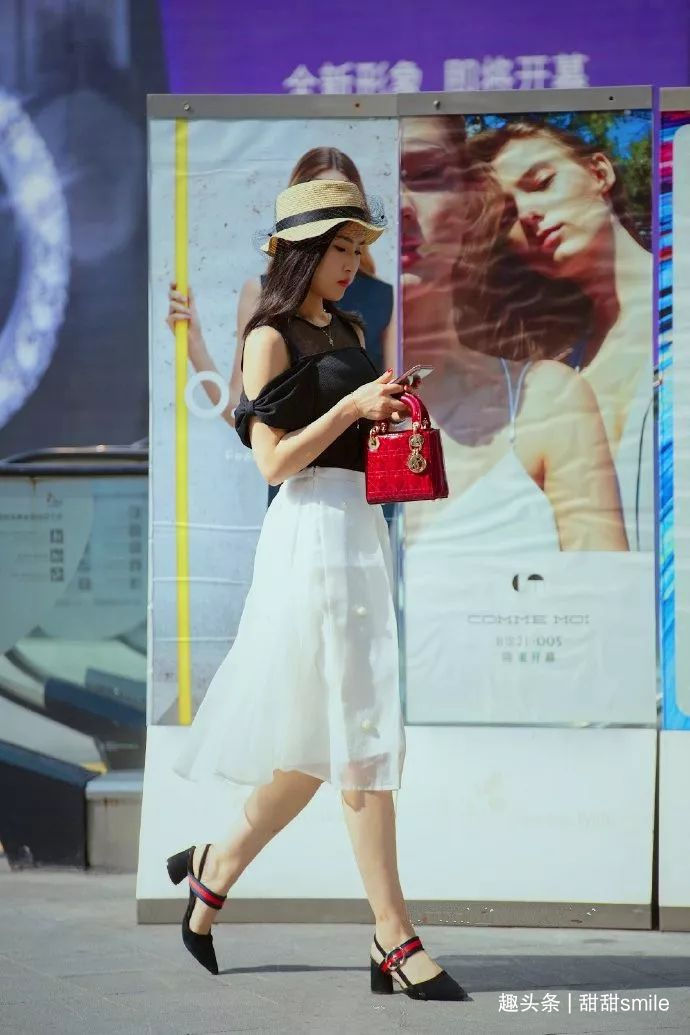 高跟鞋 女神脚上搭配上一双黑色的前头高跟鞋,走起路来带着优雅与自信