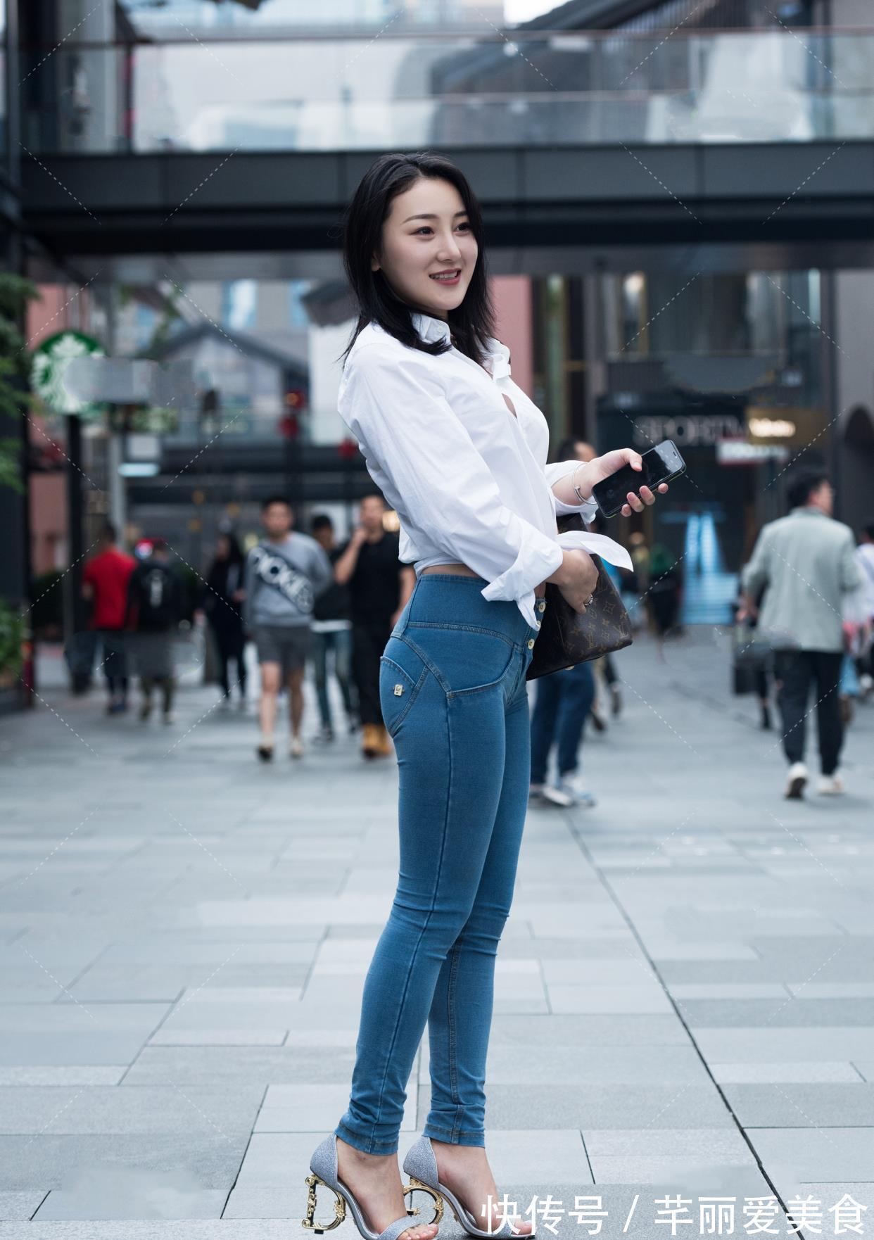 单品 百搭衬衫搭配牛仔裤,简约随性又舒服,尽显知性美感