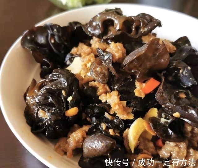牛肉末炒黑木耳,简单下饭菜,鲜香味美