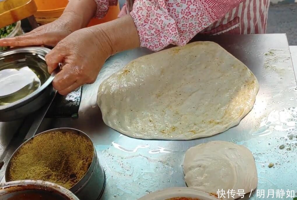 杂粮煎饼|大妈摆摊做鸡蛋饼,配菜只有三样,食客好吃到差点把舌头给吞了