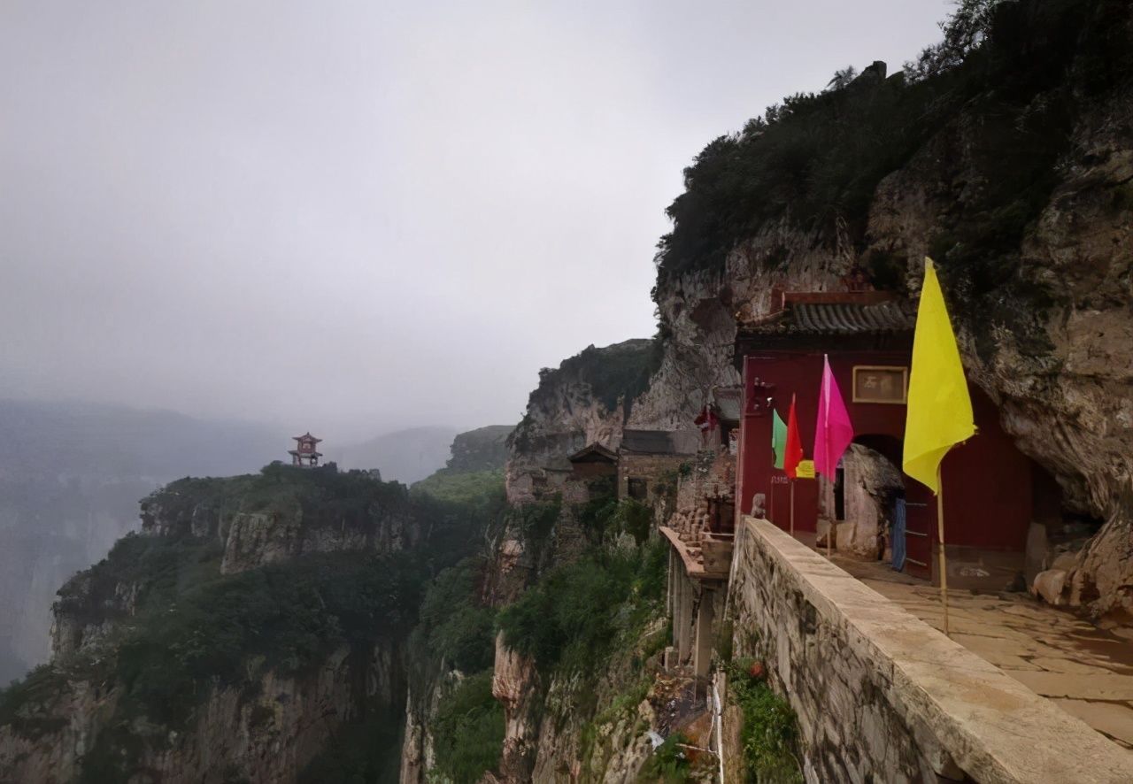  悬崖|太行深处的悬崖古寺，凿了60多年才建成，至今已有400年历史