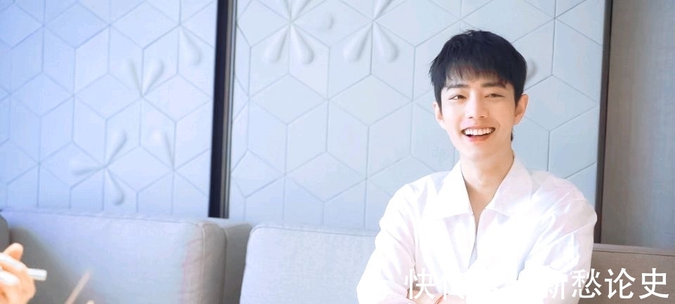 成都文旅|肖战成都美食篇,锅盔出圈成热门,白衣造型“逆生长”