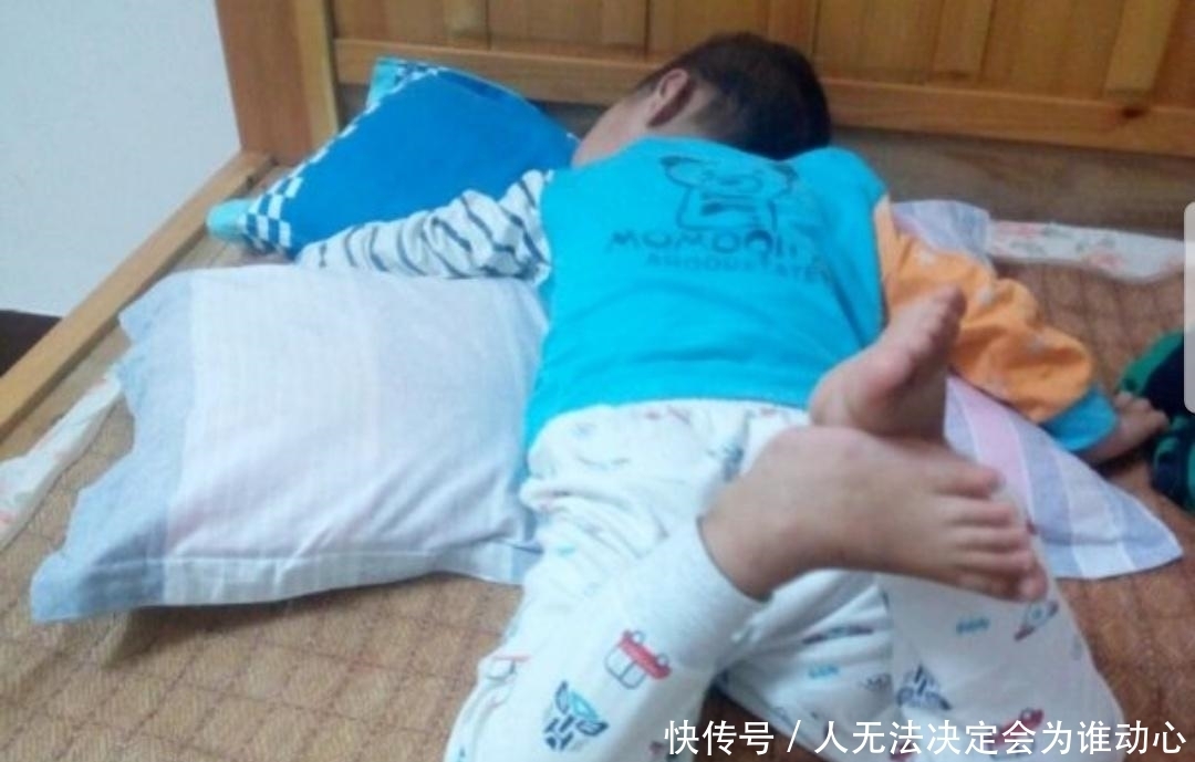 仰着脸往上|宝宝睡功出神入化?奇葩睡姿背后的真相,家长要注意