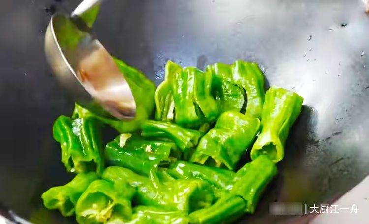 江一舟|青椒用擀面杖压一压，真是太厉害了，没想到这么好吃，开胃又下饭