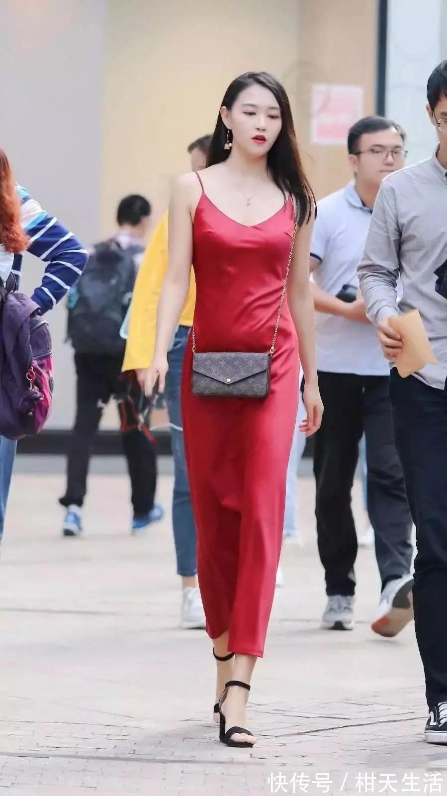 紧身裙|纯白色的吊带紧身裙，搭配红色高跟鞋，特别显身材