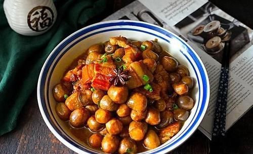 自从女儿考上了大学,晒我家两口周末午餐,两菜一汤,夸赞我们伙食真接地气