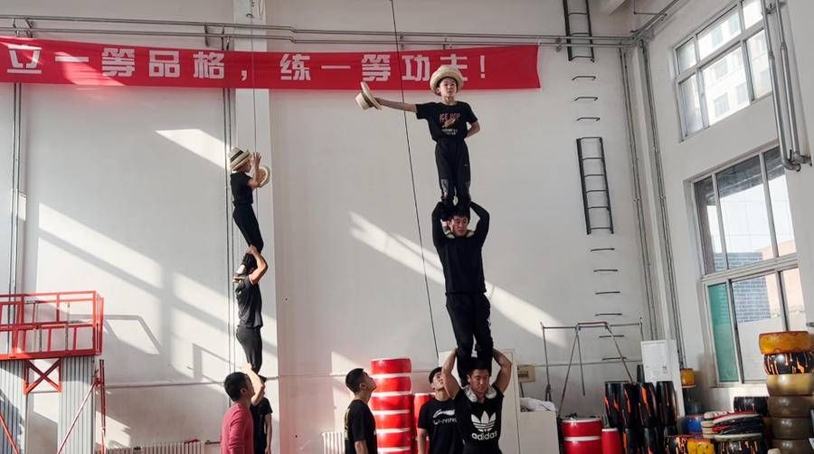 追梦——车技$演员备好了绝活！2022山东新年文艺晚会杂技魔术专场看点十足