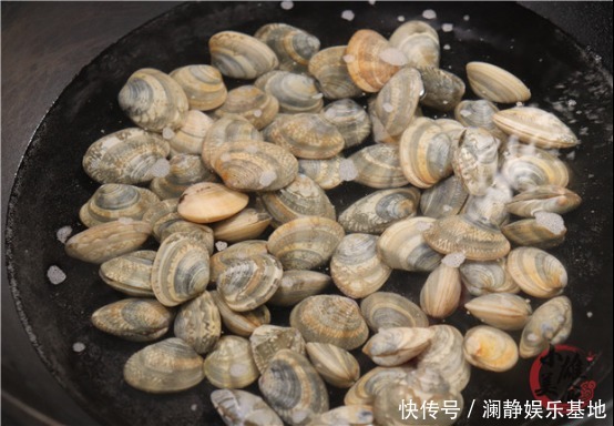 才知道,原来洗花甲不能只加盐,老渔民:教你一招,花蛤疯狂吐沙