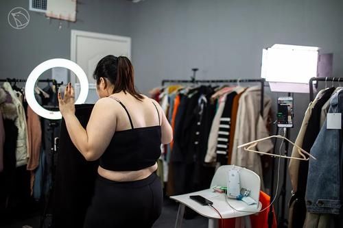 大码|200斤女孩在乡下被嘲笑，进城做大码模特快乐谋生