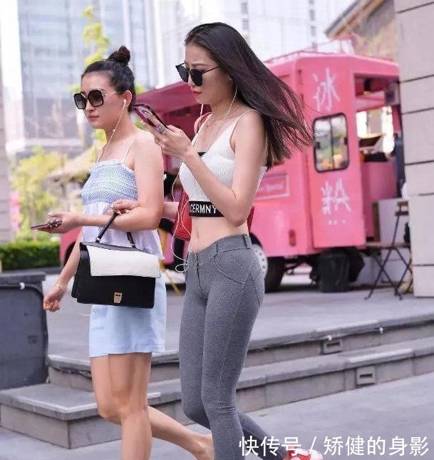 吊带裙|“葫芦”身材的蓝色打底裤美女，用心去搭配，非常迷人