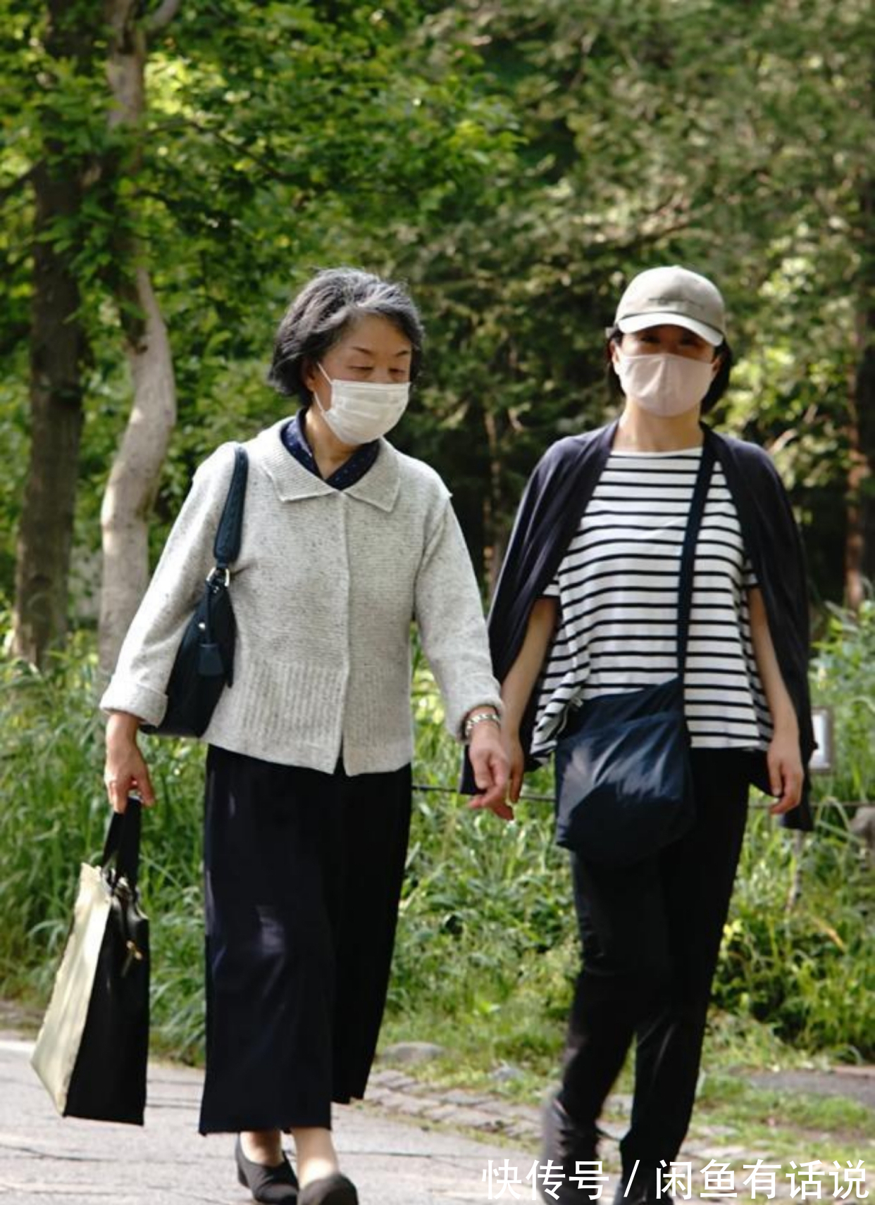 层次感|大妈身上显老的“黑白灰”，却成就了三木妈妈的高级感，值得借鉴