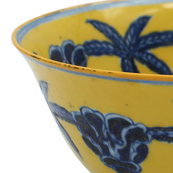 精品赏析 黄釉青花秋葵碗 快资讯