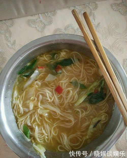 煮面条时不要开水下锅，大厨教你2招，面条光滑不粘锅不坨