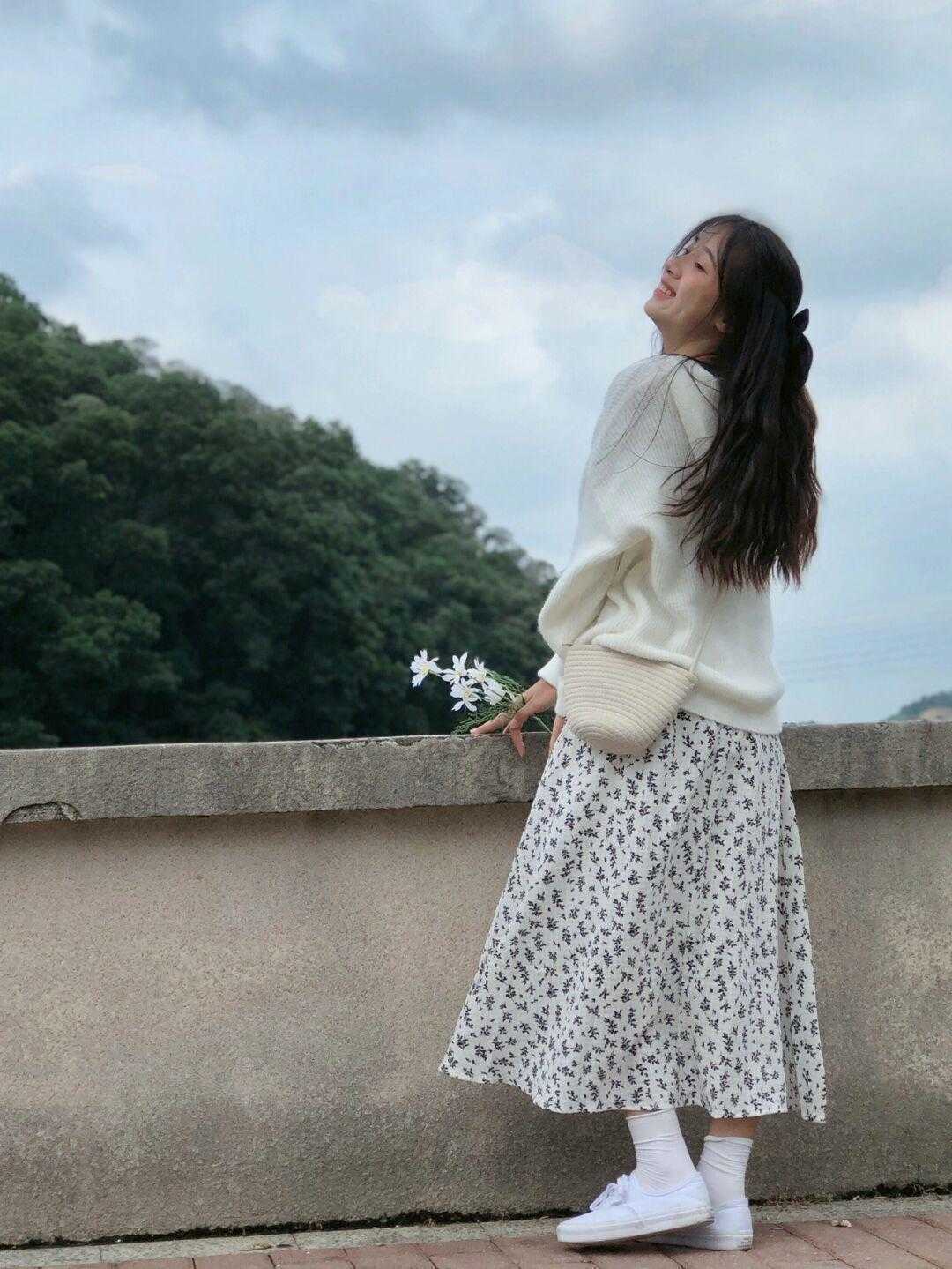 平底鞋|“腿胖”的女生可以尝试这样穿,衬衫搭配半身裙,修身又洋气