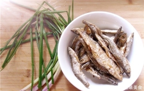 不用|这道菜不用复杂的调料,几根葱就足够,咸香酥脆,下酒一流