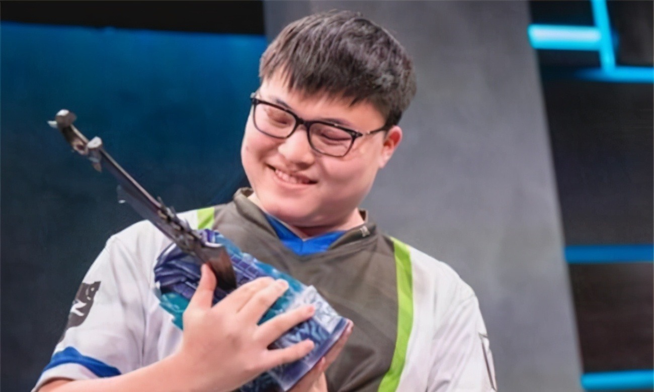 lol手游大白兔|全球首个钻石在中国,公测一周手游界Uzi出现?VN玩成刺客爷青回