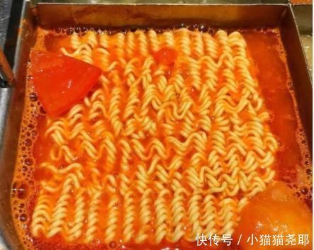 泡面|去海底捞自带1份泡面,被迫签“免责协议”,服务员我们也无奈