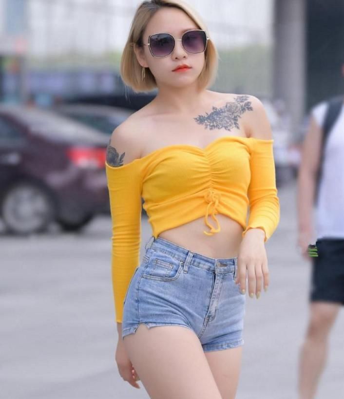 露脐装|街拍身材丰腴的小姐姐,露脐装的简约穿搭,尽显时尚气质