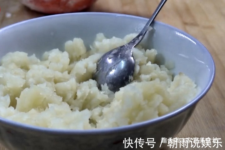 土豆最好吃的做法，简单美味又健康，口感鲜香软嫩，家人抢着吃