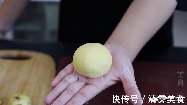 做法|玉米面超好吃的做法，是老一辈都会的手艺，松软清甜，从里香到外