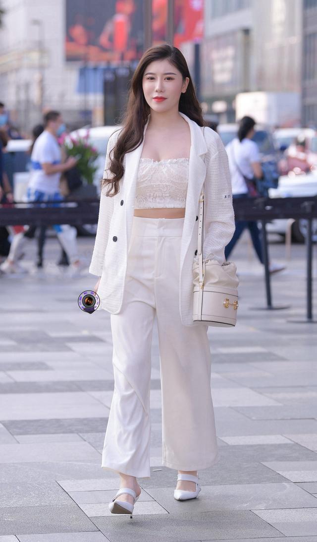  细节|美女街拍：白色系搭配显清新唯美气质，美女注意这两个细节，优雅又有档次